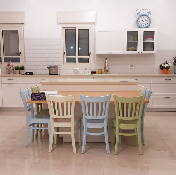 כסאות עץ צבעוניים